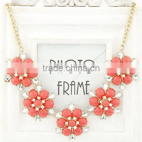 Shining Latest Popular Elegant Bright Crystal and Resin Alloy Flower Charm& Statement Necklace in Stock photo-2