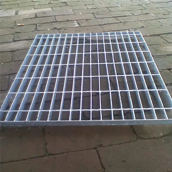 Grille en barre d'acier à haute résistance trempée dans le zinc à chaud, grille en acier crénelée antidérapante pour plateformes, passerelles et couvercles de drainage