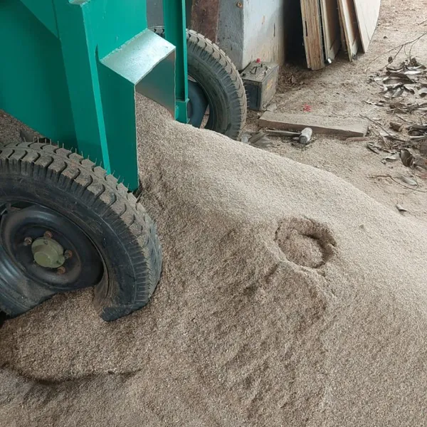 Lentinus Edodes Fungus Wood Chip Crusher Double Feed Port Sawdust Crushing Equipment for Sale photo-6