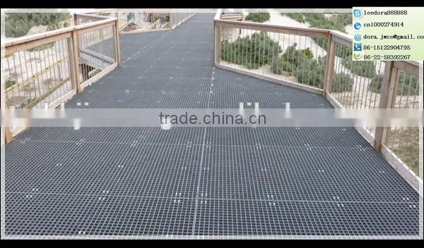 Car Passing Road Side Steel Bar Grating photo-3