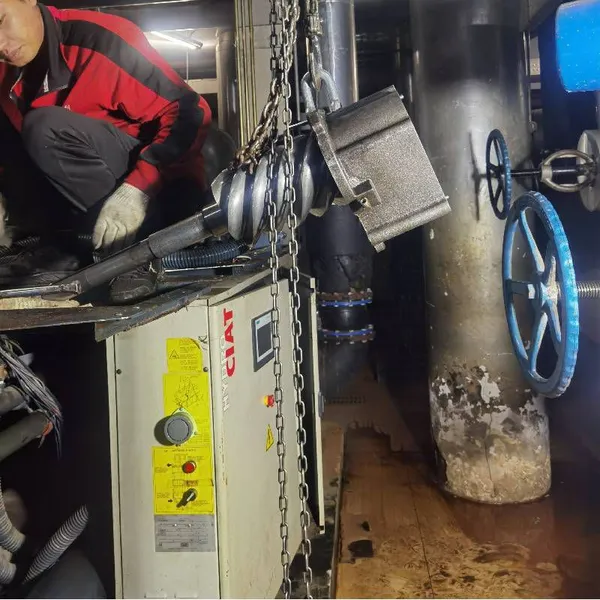 the carrier central air conditioner makes a loud noise. replace the bearings, repair the unit mainboard, replace the components of tsinghua tongfang, and replace the copper pipes