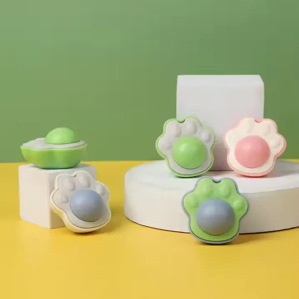 New Interactive Cat Toys Pet Supplies New Hot Selling Catnip Ball Gall Fruit Licks Cat Teeth Toy Mint Rotating Ball