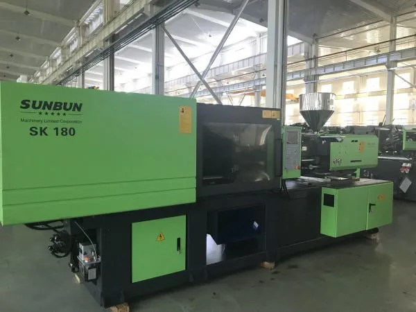 Китайская машина для литья под давлением пластмассы Sunbun 180T новой модели