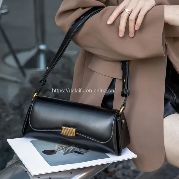 Female Classic Retro Leather Small Square Bag Single Shoulder Underarm Bag photo-3
