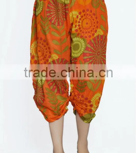 Women Cotton Black Mulicolored Flowers Design Short Harem Capri Pants photo-2