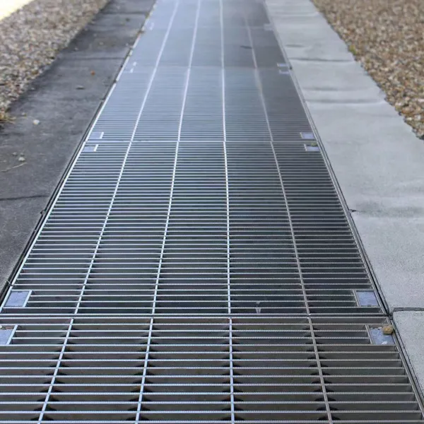 Corrosion Resistant Hot Dipped Galvanized Steel Grating for Outdoor and Municipal Engineering photo-2