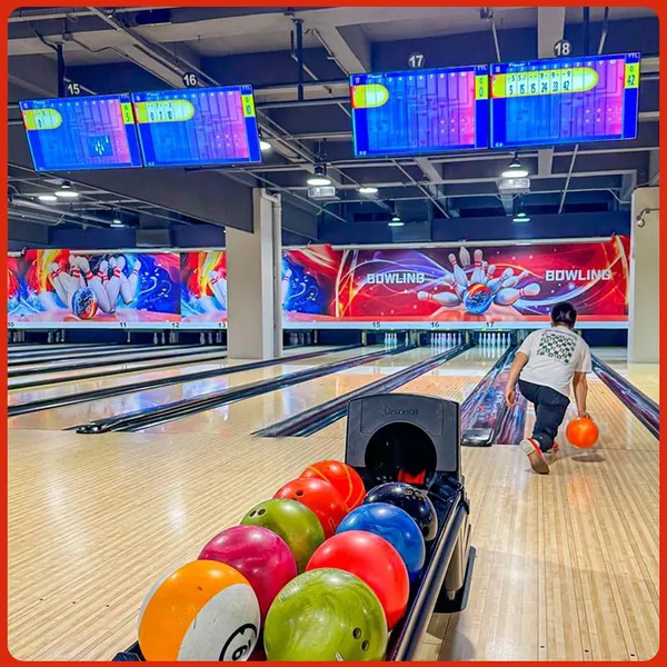 Professional Facilities in a Large Bowling Experience Center, Indoor Training Ground, Virtual Digital Simulation Sports Equipment photo-3