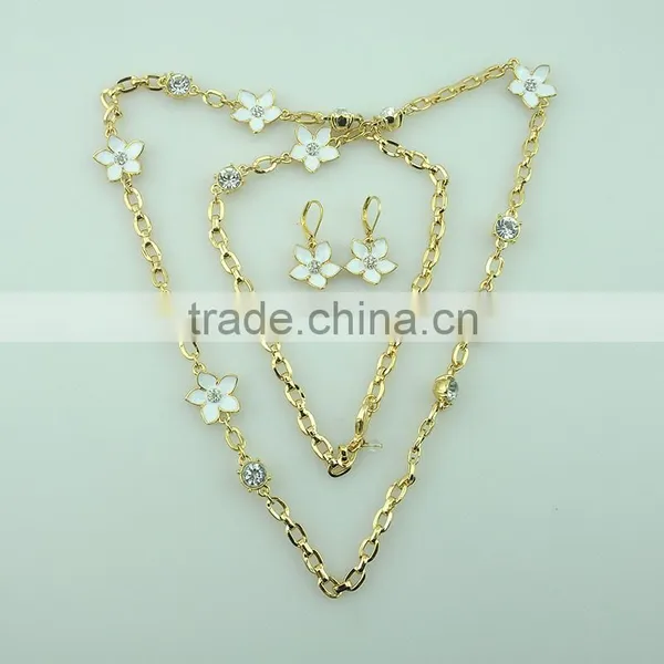 China Manufacturer Supply Gold Plated Handmade White Epoxy Alloy Flowers and Crystal Stones Earring and Necklace Jewelry Sets photo-2