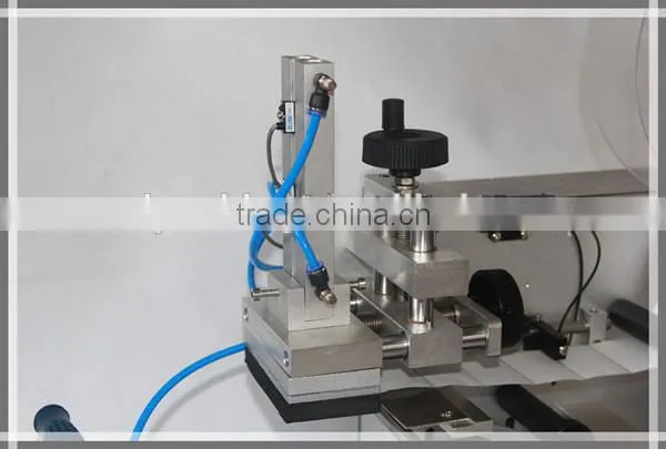 High Quality Semi-Automatic Round Bottle Labeling Machine,water Bottle Labeling Machine Made in China photo-3