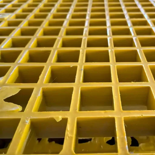 Automatic Machine Made High Strength FRP Molded Grating 38x38mm Anti-Slip Fiberglass