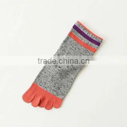 Hot Selling Japanese Design OEM School Lovely Girls Winter Comfortable Cotton Plain Black Injinji Yoga Fluffy Socks photo-3