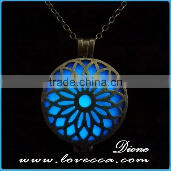 European Hot Sale Beautiful Glow in the Dark Necklace Heart Pendants photo-5