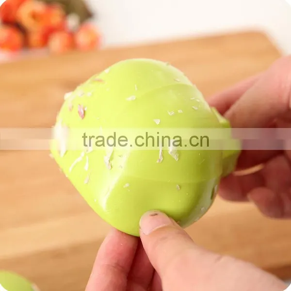 1PC Silicone Garlic Shaped Garlic Peeler Practical Kitchen Gadgets Easy Kitchen Tool Random Color KC1556 photo-3