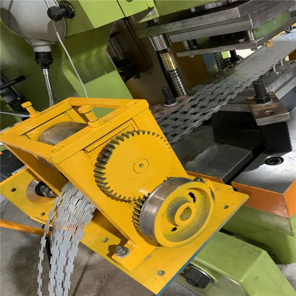 Automatic Used Steel Razor Wire Making Machine / Razor Barbed Wire Machine / Razor Wire Manufacturing Equipment Russia Price photo-5