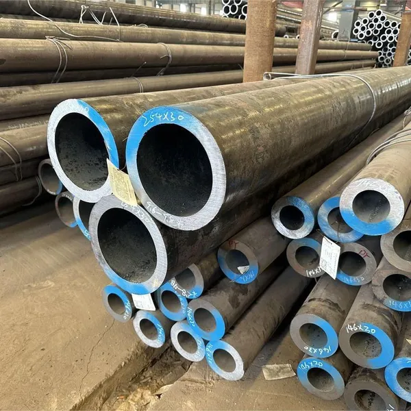 Stock a granel de tubería SMLS - Acero de bajo carbono, acabado en barniz negro
