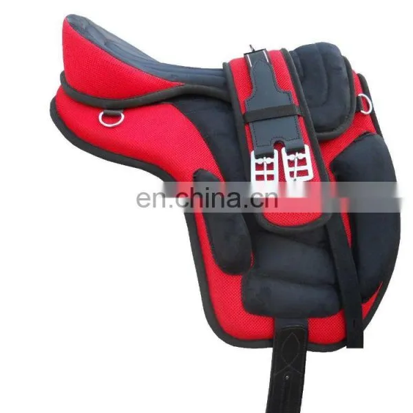 Treeless Saddle in Synthetic and Leather.