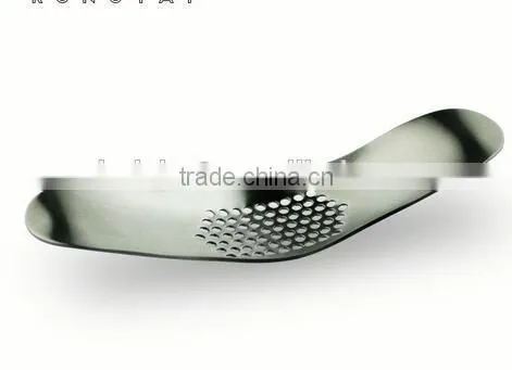 Cy282 Curved Garlic Stainless Steel 304/430 Multi-functional Manual Garlic Creative Twist Garlic Kitchen Worn Garlic photo-3