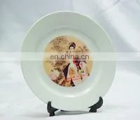 white plates with footstand