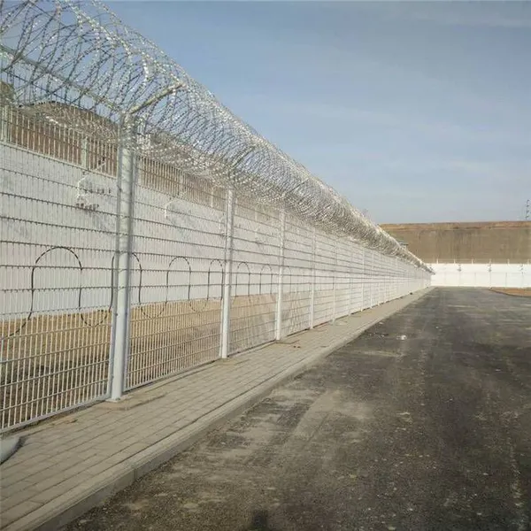 Hot Dipped Galvanized Concertina Razor Barbed Wire for Robust Security Fencing photo-5