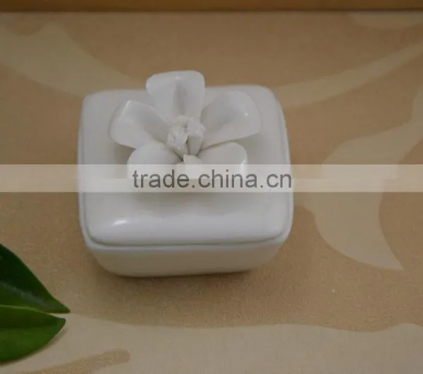 Factory Direct Ceramic Trinket Box With Flower Shape Design photo-2