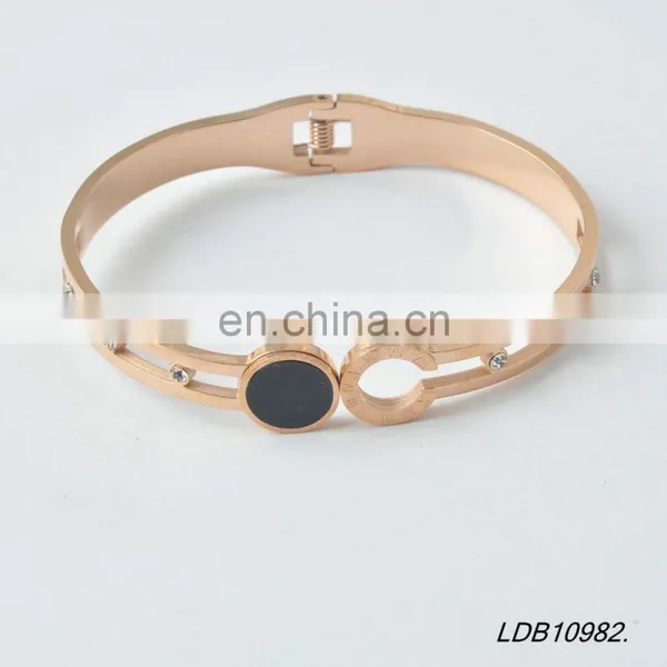 Crystal With Smoothly Open Cuff Bracelate photo-4