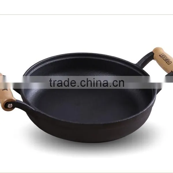 TRIONFO round cast iron griddle pan with two wooden handles