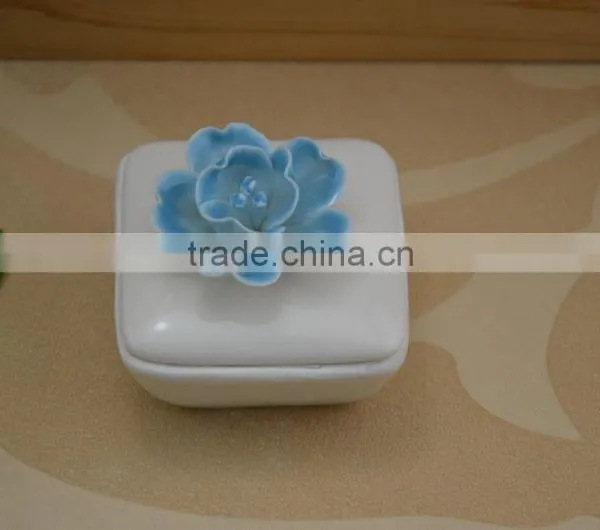 Wholesale White Ceramic Trinket Box With Flower Shape Design photo-5