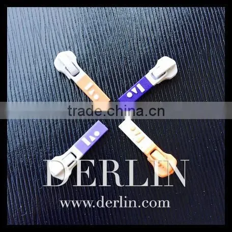 OEM Colour Rubber Plastic PU PE PVC Zipper Slider Puller photo-2