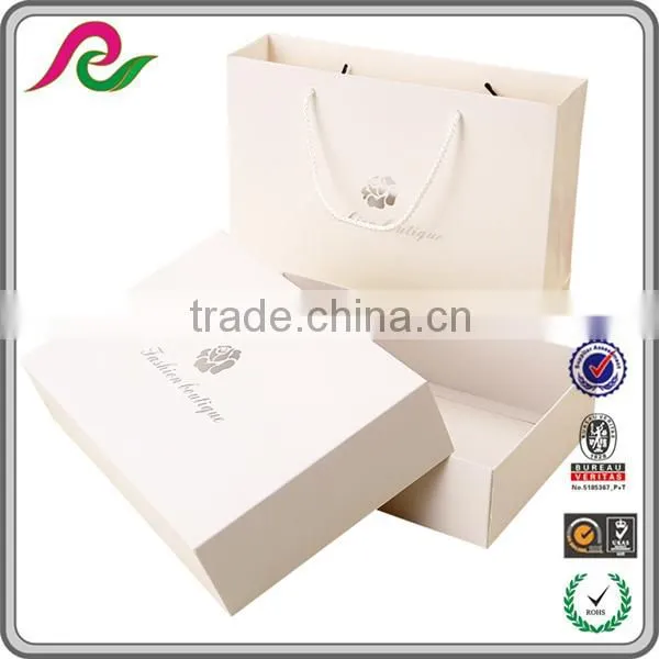 White Folding Hand Bag Folding Paper Box With Logo Foil for Underwear Packing photo-2