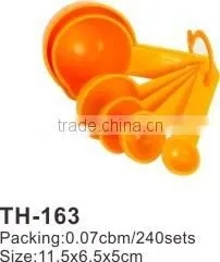 plastic measuring spoons