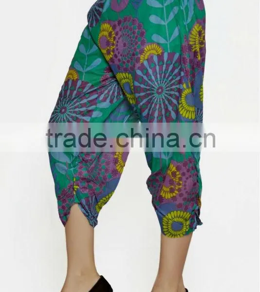 Women Cotton Black Mulicolored Flowers Design Short Harem Capri Pants photo-5