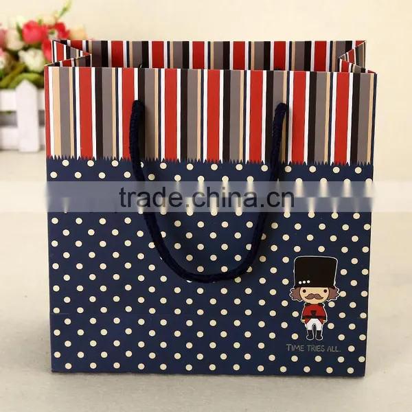 Fashionable Cartoon Paper Gift Bag Package photo-2