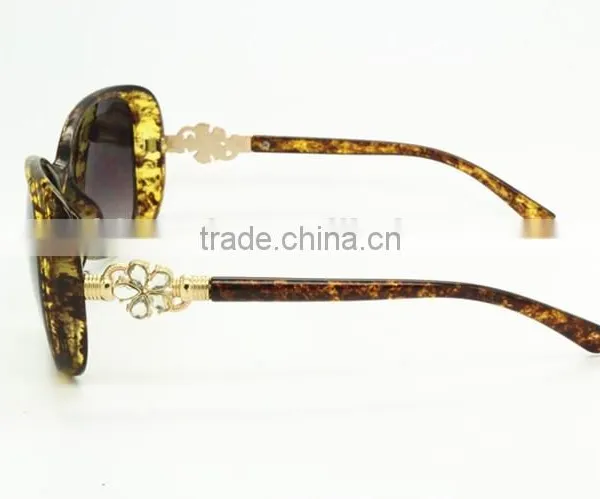 Wholesale Price Fashion Women Sunglasses With Flower Shaped Diamond photo-4