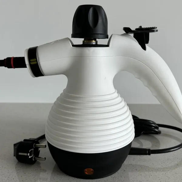 SteamClean Pro: Comfort Grip, Clear Indicators & Precise Temp Control