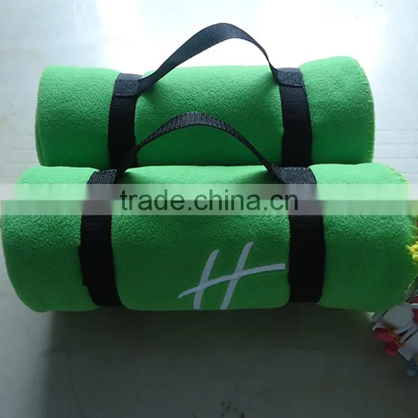 Green Color Polyester Polar Fleece Anti Pilling 150D 144F With Brand Logo Customized Easy Carry Portable Travel Blanket photo-2
