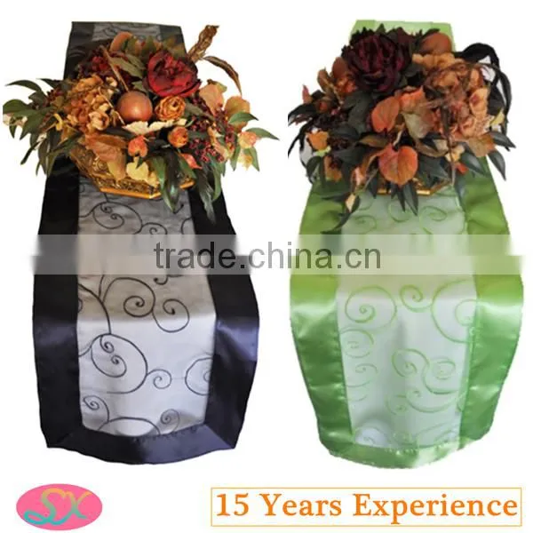 100%Polyester Scroll Embroidery Runner Organza Table Runner With Satin Hemmed