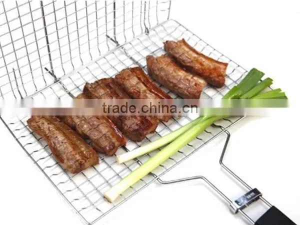 Portable Outdoor Wire Mesh BBQ Grill With Wooden Handle photo-3