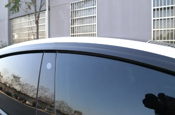 Погодостойкая накладка на окно для Tesla Model Y и Juniper - простая установка с помощью защелки