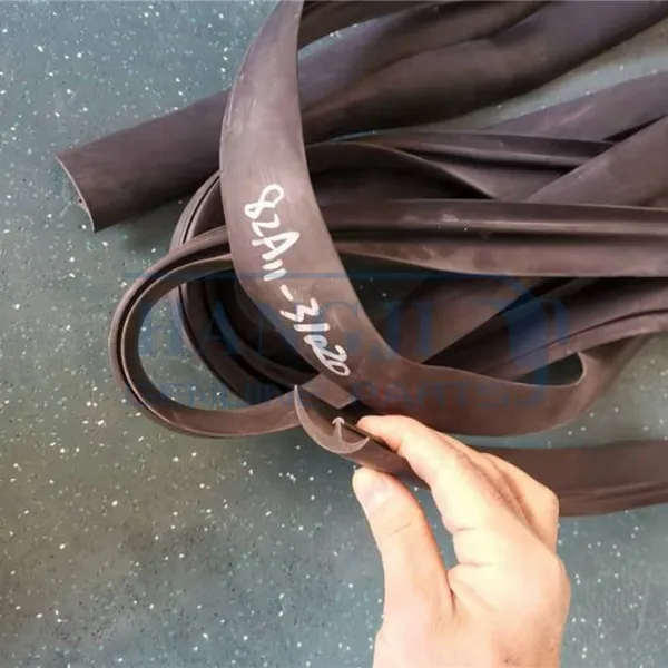 Other Performance Parts China Higer Bus Truck Parts 82A11-31020 Front Windscreen Rubber Original photo-3