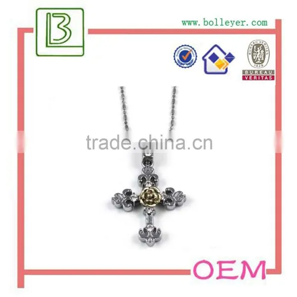 Cross Shaped Pendant Necklace With Diamond photo-3