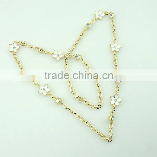 China Manufacturer Supply Gold Plated Handmade White Epoxy Alloy Flowers and Crystal Stones Earring and Necklace Jewelry Sets photo-5