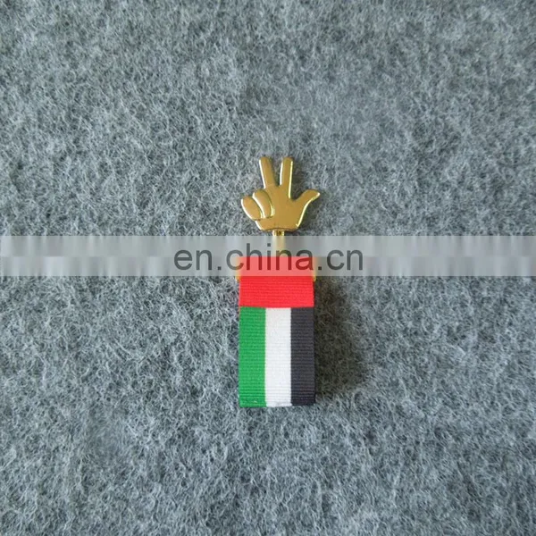 Custom UAE National Flag Ribbon and Plated Gold Hand Shape Metal Lapel Pin Badge