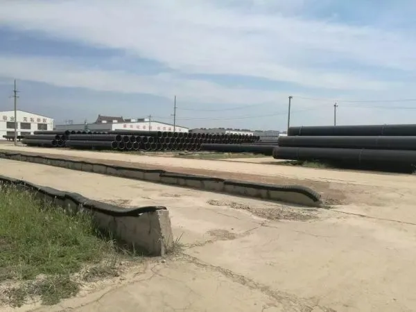 Поставка новой черной круглой трубы из электросварного стального листа размером 610x10