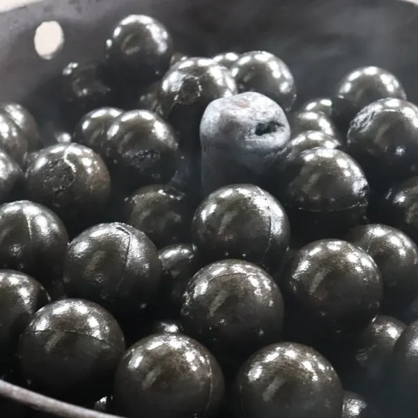 High Chrome Cast Grinding Balls Cr 10%-36% High Hardness 58-62HRC Low Breakage For Iron Ore Copper Ore Gold Ore photo-2