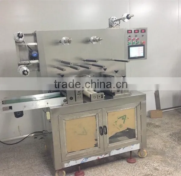 Fully automatical medical wound dressing making machine