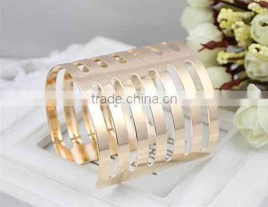 Women Gold Plated Hollow Link Wristlet Bangle With Stripes Design photo-2