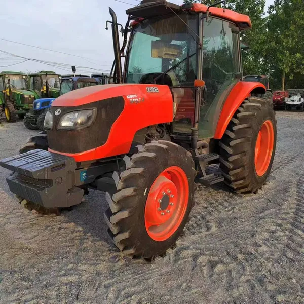 Использованный мини-трактор Kubota Tractor M954 мощностью 95 л.с. для сельскохозяйственных работ с орудием для обработки почвы - дисковым плугом