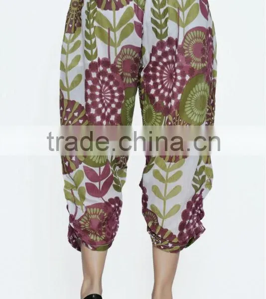 Women Cotton Black Mulicolored Flowers Design Short Harem Capri Pants photo-6