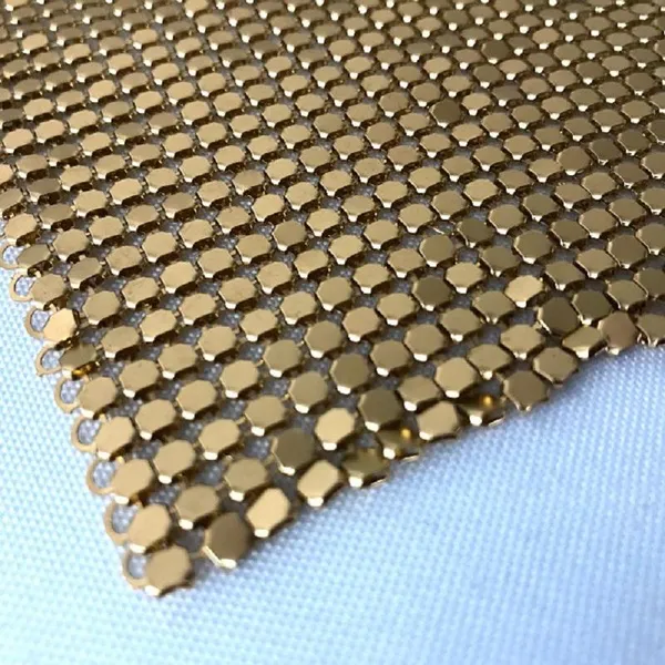 Klassisches Aluminiumgittergewebe - ein metallisches Kettenhemd- oder Sequingewinde, das für Kleider, Röcke und Accessoires geeignet ist