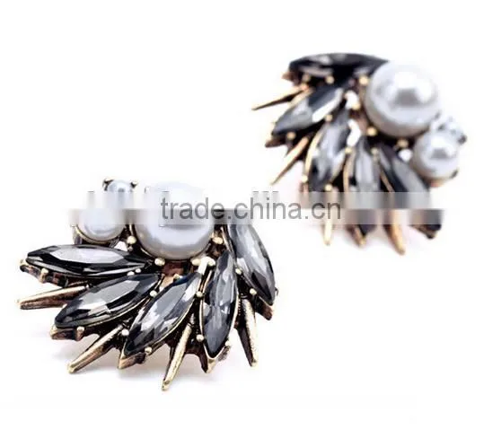 Fashion Wholesale Lady Irregular Imitation Pearl Diamond Stud Earrings photo-4